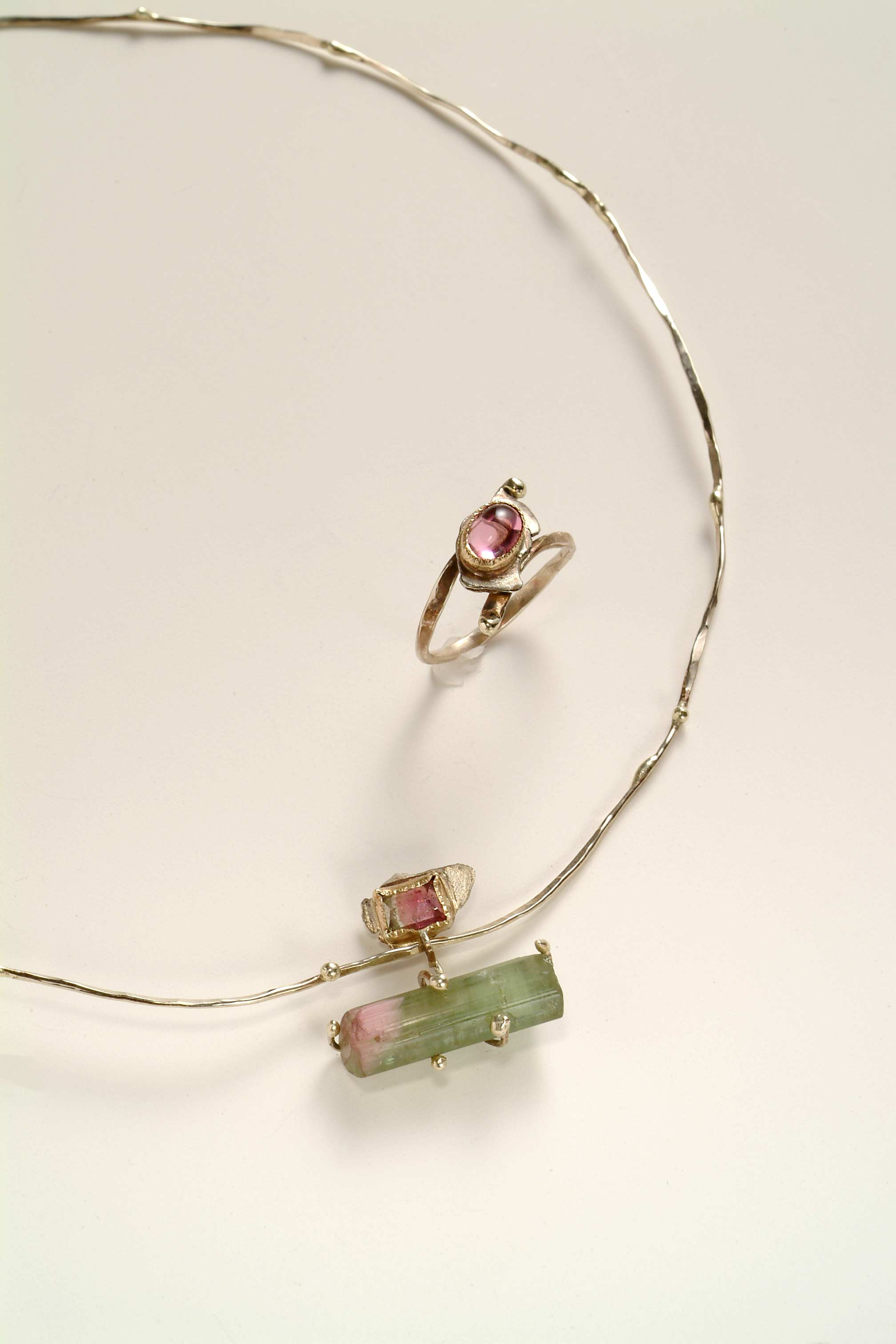 Sweet Dreams 2 スイートドリームの写真 (薄緑色とピンクのバイカラートルマリンを使ったネックレスとピンクトルマリンの指輪)