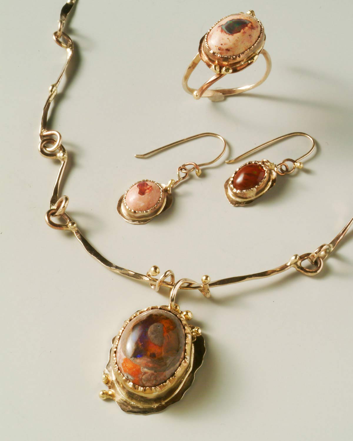Sweet Dreams スイートドリームの写真 (メキシカンオパールを使ったネックレスとイヤリング、指輪。ネックレスのオパールの中には水が入っている)